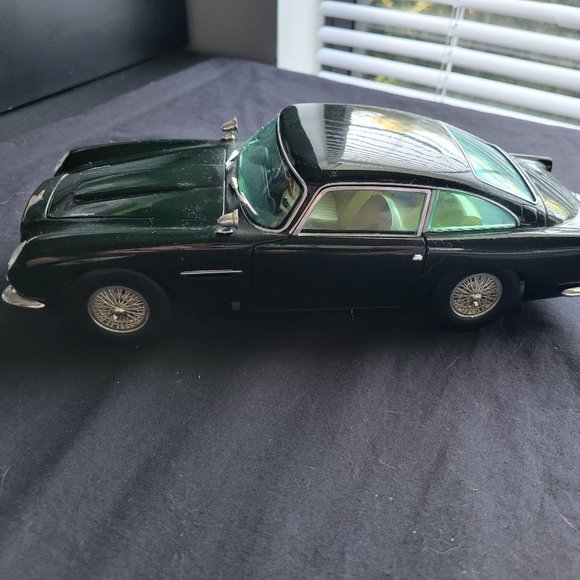 Chrono Other - Chrono Aston Martin Black DB5 1963 RARE Vintage Collectible 1:18 Scale Model Car